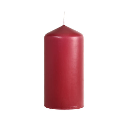 Eine zylindrische, unbeduftete Stumpenkerze der Duni GmbH (130 x 60 mm, ca. 40h) in Dunkelrot mit weißem Docht steht aufrecht vor einem schlichten weißen Hintergrund.