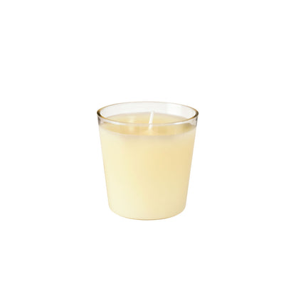 Die kleine, hellgelbe Nachfüller Switch & Shine Kerze der Duni GmbH befindet sich in einem transparenten Glashalter auf weißem Grund. Sie hat eine lange Brenndauer (ca. 30h) und einen weißen Docht, der nicht angezündet wird.