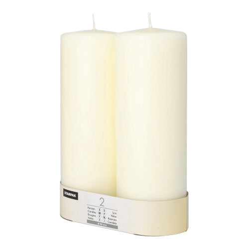 Δύο μη φωτισμένα κεριά Starpak 2 Ø 80 mm με επίπεδη κορυφή στέκονται δίπλα-δίπλα, τυλιγμένα στη βάση με μια ταινία με επιγραφή και εκπέμπουν διαχρονική κομψότητα.