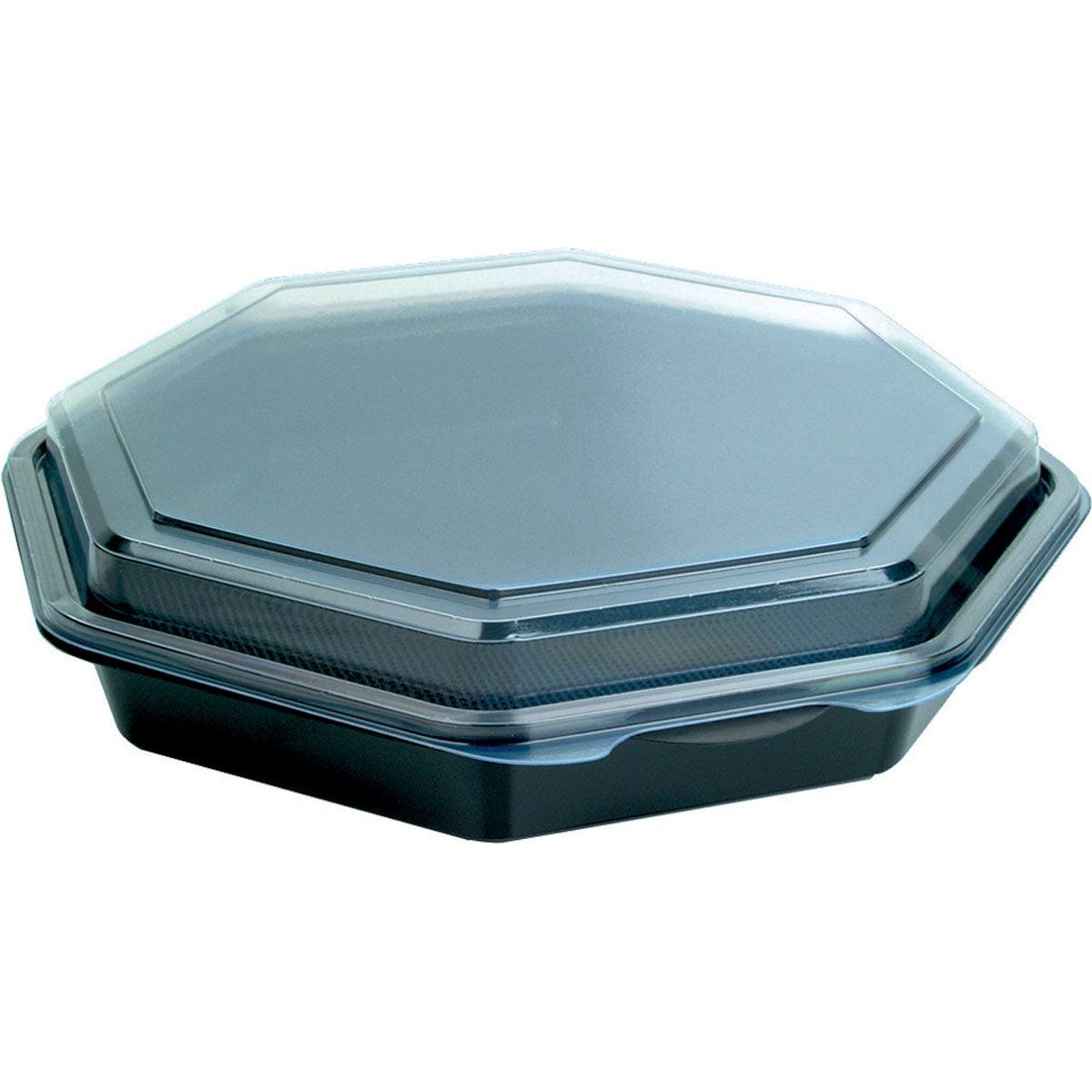 Ένα κλειστό δοχείο Octaview® Μαύρο/Διαφανές PS 230x230x50 για Takeout από την Duni GmbH (C&C Πακέτο με 127766), με καθαρό οκτάγωνο καπάκι, απεικονίζεται λοξά σε λευκό φόντο.