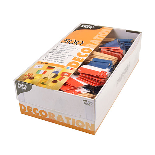 Σε ένα κουτί με την επιγραφή «PAPSTAR 500 Deko-Picker 8 cm weiss» της PAPSTAR GmbH υπάρχουν 500 φιλικές προς το περιβάλλον χάρτινες σημαίες με διάφορα εθνικά σχέδια, μεταξύ άλλων από τη Γαλλία και την Ελβετία. Στη ανοιγμένη συσκευασία, οι picks είναι τακτοποιημένα.