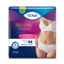 Μια συσκευασία TENA Silhouette Plus White Inkontinenzpants από την TENA – Essity Germany GmbH, μέγεθος M, δείχνει στη συσκευασία μια γυναίκα που φορά το προϊόν. Τονίζει την προστασία από την αδυναμία της ουροδόχου κύστης και την άνεση στη χρήση και περιέχει 12 τεμάχια.