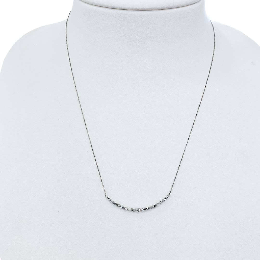 Der „Melli Becher 120 ml Mehrfarbig“ der Duni GmbH ist ein umweltfreundlicher Pappbecher in Braun mit grünem Band mit Blättermotiv. Die untere Hälfte des Bechers zeigt ein attraktives Wabenmuster. Diese Becher sind ideal für Getränke und FSC™-zertifiziert, was eine nachhaltige Gewinnung garantiert. Erhältlich in Packungen zu 50 Stück.