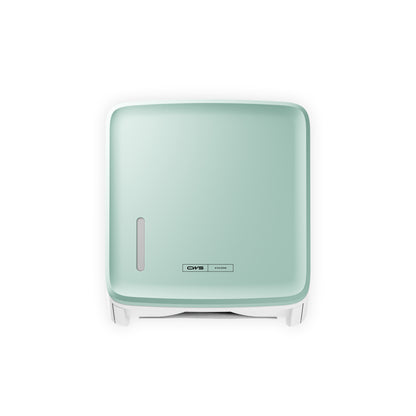 Ένα τετράγωνο, τοποθετημένο στον τοίχο, πράσινο μέντας μπροστινό πάνελ CWS PureLine για τον διανομέα χαρτιού της CWS διαθέτει ένα μικρό οβάλ παράθυρο και ένα λογότυπο CMS στην μπροστινή πλευρά, που απεικονίζεται μπροστά από ένα λευκό φόντο.