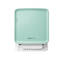 Ο τετράγωνος, μέντα πράσινος διανομέας χαρτοπετσετών CWS PureLine για επιτοίχια τοποθέτηση με το μπροστινό πάνελ CWS PureLine για το PureLine Paperroll διαθέτει λευκό μπροστινό κάλυμμα και ένα μερικώς τραβηγμένο φύλλο μπροστά από ένα απλό λευκό φόντο.