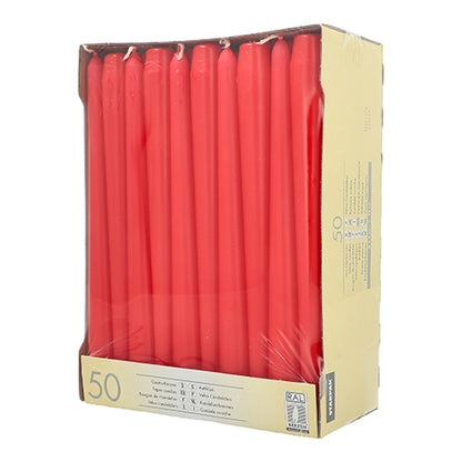 Ένα χάρτινο κουτί με 50 κεριά Ø 2,2 cm - 25 cm από Starpak δείχνει κόκκινα κεριά με αιχμηρή κορυφή όρθια μέσα από μια διαφανή μπροστινή επιφάνεια, με πληροφορίες προϊόντος στο πλάι. Κάθε κερί έχει μήκος 25 cm και κατασκευάζεται από την Starpak.