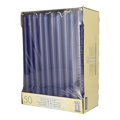 Ένα μπεζ κουτί Starpak περιέχει 50 μπλε Leuchterkerzen (Ø 2,2 cm, 25 cm), εν μέρει τυλιγμένα σε διαφανές πλαστικό, με πληροφορίες προϊόντος στο πλάι και στο μπροστινό μέρος.