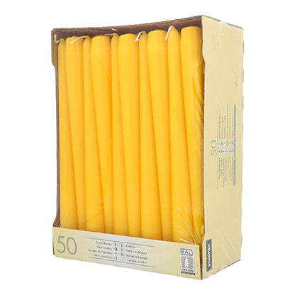 Ένα χάρτινο κουτί με 50 Starpak Leuchterkerzen (Ø 2,2 cm, 25 cm), το καθένα όρθιο και τυλιγμένο σε διαφανή μεμβράνη, δείχνει στο μπροστινό μέρος και στα πλάγια της συσκευασίας ποσότητα, πληροφορίες προϊόντος και τη μεγάλη διάρκεια καύσης τους.