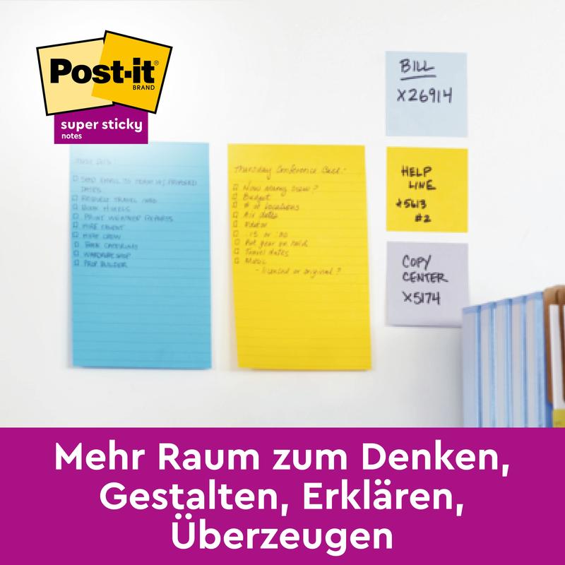 Ένα κίτρινο, γραμμωτό Post-it® σημείωμα μεγάλου μεγέθους (101x101 mm, 300 φύλλα) της 3M Deutschland GmbH κολλάει ανάμεσα σε άλλα σημειώματα σε έναν λευκό τοίχο. Στη γωνία βρίσκεται το λογότυπο Post-it, κάτω από ένα μωβ πανό με γερμανικό κείμενο.