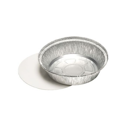 Μια φόρμα ψησίματος Starpak 25, αλουμινίου + καπάκι, επενδεδυμένη με PP με αντίστοιχο επίπεδο καπάκι από χαρτόνι βρίσκεται κοντά σε ένα απλό λευκό φόντο.