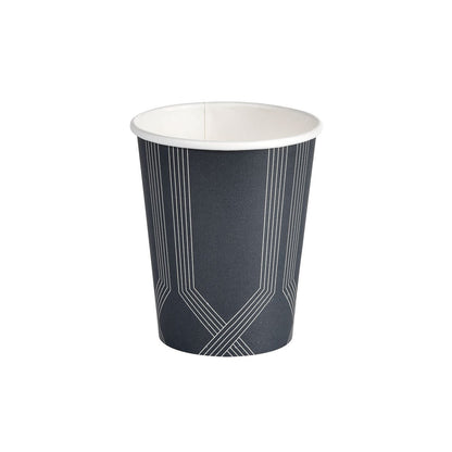 Το κύπελλο καφέ Circuit Bedruckt PAP/PE της Duni GmbH στέκεται όρθιο μπροστά από ένα λευκό φόντο και δείχνει την μαύρη επιφάνειά του με λευκά γεωμετρικά σχέδια γραμμών για μια κομψή, πρακτική εμφάνιση.