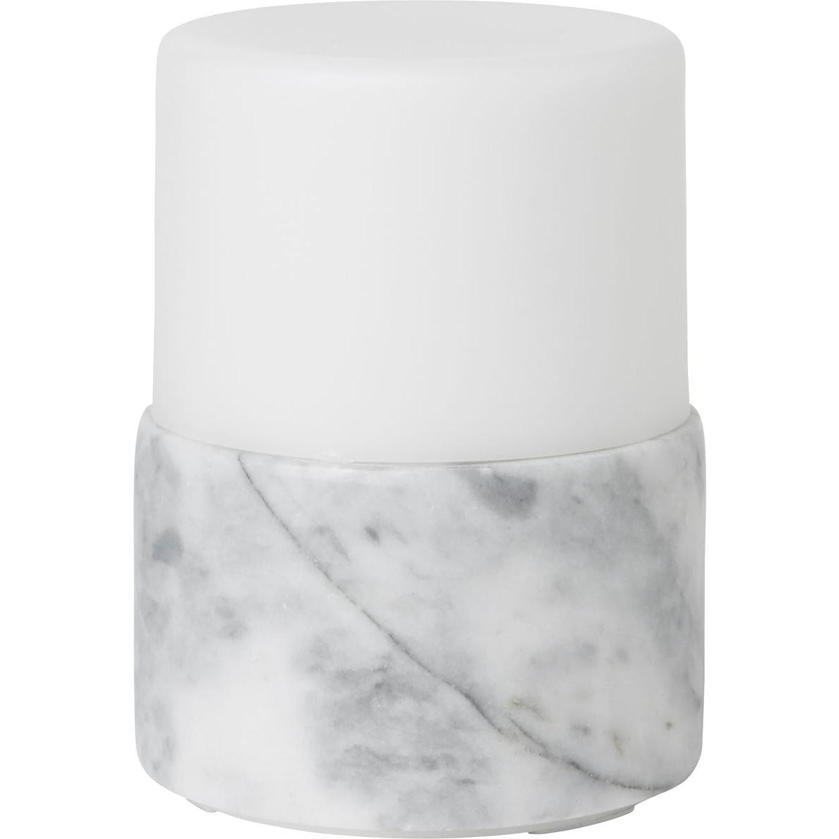 Η βάση για κεριά LED Stone της Duni GmbH (105x75 mm, 1 τεμάχιο) με λευκό-μαρμάρινο σχέδιο και ματ καπάκι προσθέτει μια στυλάτη πινελιά σε κάθε τραπέζι και παρέχει έντονο φως για τη διακόσμησή σας.