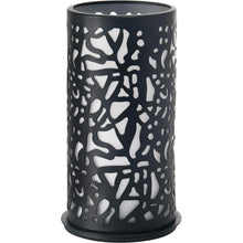 Η μεταλλική βάση κεριού, 140x75 mm, Twist schwarz από την Duni GmbH εντυπωσιάζει με μοντέρνο σχεδιασμό και αφηρημένο μοτίβο κοψίματος, που δημιουργεί ατμοσφαιρικό φως μέσω ακανόνιστων σχημάτων. Ιδανικό ως κομψή πινελιά για το σπίτι σας.