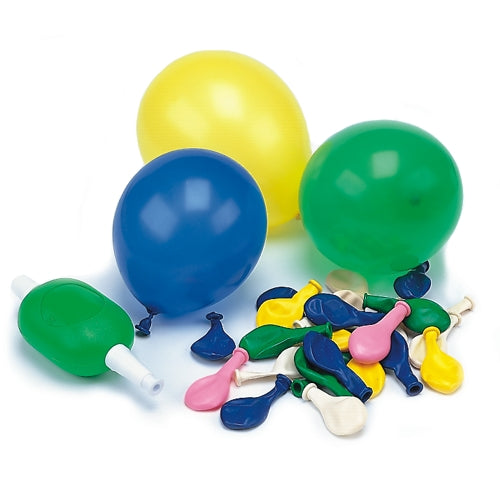 Das PAPSTAR GmbH Luftballons farbig sortiert Set (Ø 8,5 cm, 50 Stück) mit grüner Pumpe zeigt drei aufgeblasene Ballons - gelb, blau und grün - und verschiedene unaufgeblasene Party Deko Ballons auf einer weißen Fläche.