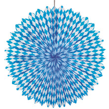 Ο PAPSTAR διακοσμητικός ανεμιστήρας Ø 75 cm, Βαυαρικό Μπλε, από την PAPSTAR GmbH, παρουσιάζει ένα μπλε-λευκό μοτίβο ρόμβου και είναι κατασκευασμένος από υλικό δύσκολα αναφλέξιμο - ιδανικό για τη διακόσμηση του Οκτόμπερφεστ.