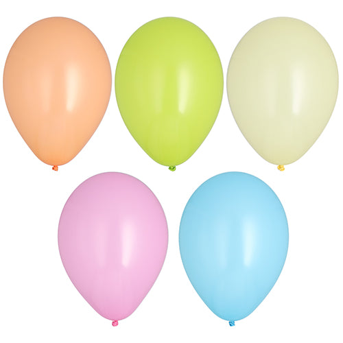 Fünf aufgeblasene PAPSTAR 10 Luftballons Ø 25 cm farbig sortiert der PAPSTAR GmbH in Pastell-Orange, Grün, Gelb, Pink und Blau stehen in Dreier-Reihe über Zweier-Reihe auf weißem Untergrund.