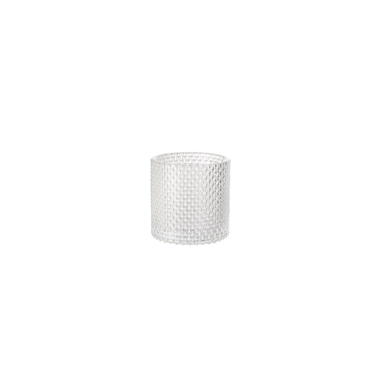 Η θήκη κεριών Duni GmbH Calm 80 x 80 mm είναι μια διαφανής, κυλινδρική θήκη κεριών με ένα δομημένο μοτίβο πλέγματος που απεικονίζεται στο κέντρο ενός απλού λευκού φόντου.