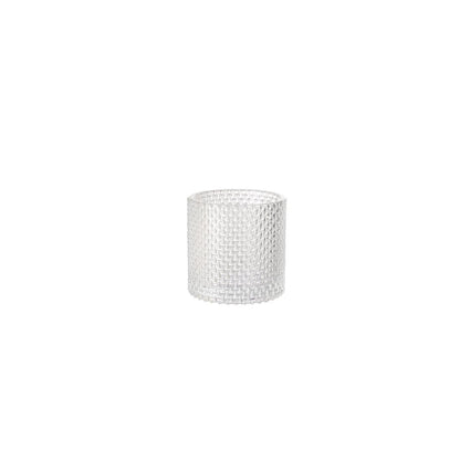 Η θήκη κεριών Duni GmbH Calm 80 x 80 mm είναι μια διαφανής, κυλινδρική θήκη κεριών με ένα δομημένο μοτίβο πλέγματος που απεικονίζεται στο κέντρο ενός απλού λευκού φόντου.