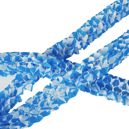 Κοντινό πλάνο των PAPSTAR 2 γιρλάντες από χαρτί της PAPSTAR GmbH, με μπλε-λευκά, διατεταγμένα σε στρώσεις χάρτινα λουλούδια ως εορταστική διακόσμηση μπροστά από λευκό φόντο.