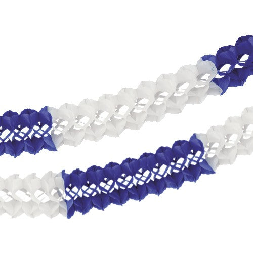 Δύο PAPSTAR μεγάλες γιρλάντες (Ø 16 cm, 10 m, δυσανάφλεκτες) σε λευκό και σκούρο μπλε/λευκό της PAPSTAR GmbH δημιουργούν διαγώνια σε λευκό υπόβαθρο μια κομψή διακόσμηση με επιπλέον πυρασφάλεια.