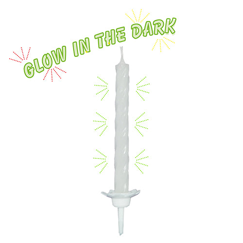 Ένα PAPSTAR κερί με βάση 6 εκ., Glow in the Dark (10 τεμάχια, PAPSTAR GmbH) στέκεται όρθιο. Από πάνω είναι τονισμένο το νέον πράσινο "Glow in the Dark" με πολύχρωμες ακτίνες Starburst.