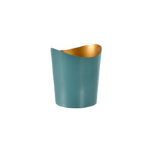 Η μεταλλική κηροπήγιο Ripple Ocean Teal της Duni GmbH προσθέτει μια κομψή πινελιά ως διακοσμητικό αξεσουάρ σπιτιού με το ασύμμετρο χείλος του και το χρυσό εσωτερικό του μπροστά από ένα απλό λευκό φόντο.