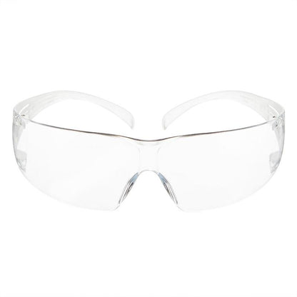 Τα γυαλιά ασφαλείας 3M™ SecureFit™ 200 από την 3M Deutschland GmbH είναι διαφανή γυαλιά με διαφανές πλαίσιο και διαφανή γυαλιά, που απεικονίζονται από μπροστά σε λευκό φόντο. Διαθέτουν περιμετρικό σχεδιασμό για βέλτιστη προστασία των ματιών.