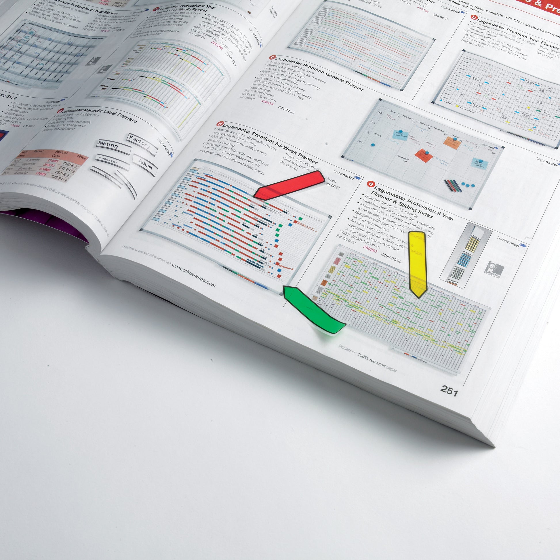 Ein aufgeschlagenes Buch zeigt Tabellen und Diagramme, mit 3M Post-it® Index Pfeile in verschiedenen Farben (11,9 mm x 43,2 mm, 100 Haftstreifen/Spender), die Seite 251 markieren - perfekt für Dokumente organisieren.