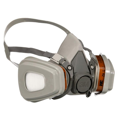 Η μάσκα αναπνοής 3M™ 6003KIT-1 από την 3M Deutschland GmbH προσφέρει βέλτιστη προστασία κατά των A2P3 οργανικών ατμών, με ανταλλάξιμα φίλτρα (1x6200, 2x6055, 2x5935, 2x501) και ρυθμιζόμενους ιμάντες μεταφοράς. Η συσκευασία περιέχει 1 τεμάχιο.