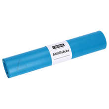 Eine Rolle DEISS Abfallsäcke aus Recycling-LDPE 120 (15 Stück) der EMIL DEISS KG (GmbH + Co.), beschriftet mit "Abfallsäcke" und "DEISS", liegt auf einer schlichten weißen Fläche. Die blauen 120L-Recycling-LDPE-Säcke sind mit einem weißen Etikett versehen und werden sauber verpackt.