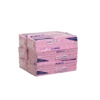 Μια στοίβα από έξι πακέτα πανάκια WypAll® X50 - Interfold (41,80 cm x 24,70 cm) της Kimberly-Clark GmbH σε ροζ πλαστική συσκευασία με εμφανές branding και σύμβολα στο εξωτερικό, για βιομηχανικό καθαρισμό.