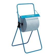 Η βάση δαπέδου Kimberly-Clark Professional™ για ρολά καθαριστικών πανιών (Μεγάλο ρολό, Μπλε) από την Kimberly-Clark GmbH κρατά ένα μεγάλο ρολό καθαριστικών πανιών και διαθέτει λαβή καθώς και μια ράβδο αποκοπής με ετικέτα για εύκολη αποκοπή.