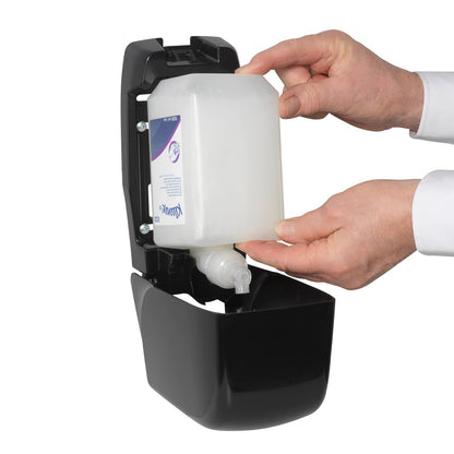 Ένα άτομο εισάγει μια κασέτα σαμπουάν μαλλιών και σώματος Kleenex® 1L της Kimberly-Clark GmbH σε έναν ανοιχτό μαύρο επιτοίχιο διανομέα και χρησιμοποιεί και τα δύο χέρια για να εξασφαλίσει απαλή φροντίδα και αποτελεσματικό καθαρισμό.