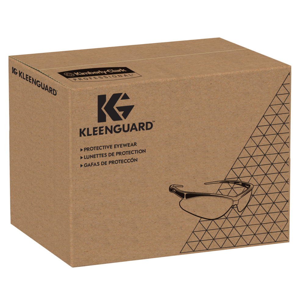 Eine braune KleenGuard®-Schachtel der Kimberly-Clark GmbH zeigt eine Strichzeichnung der V20 Purity™ Schutzbrille, Produktdetails in Englisch, Französisch und Spanisch sowie ein geometrisches Muster auf der rechten Seite. Die Schachtel enthält 12 transparente Anti-Beschlag-Gläser.