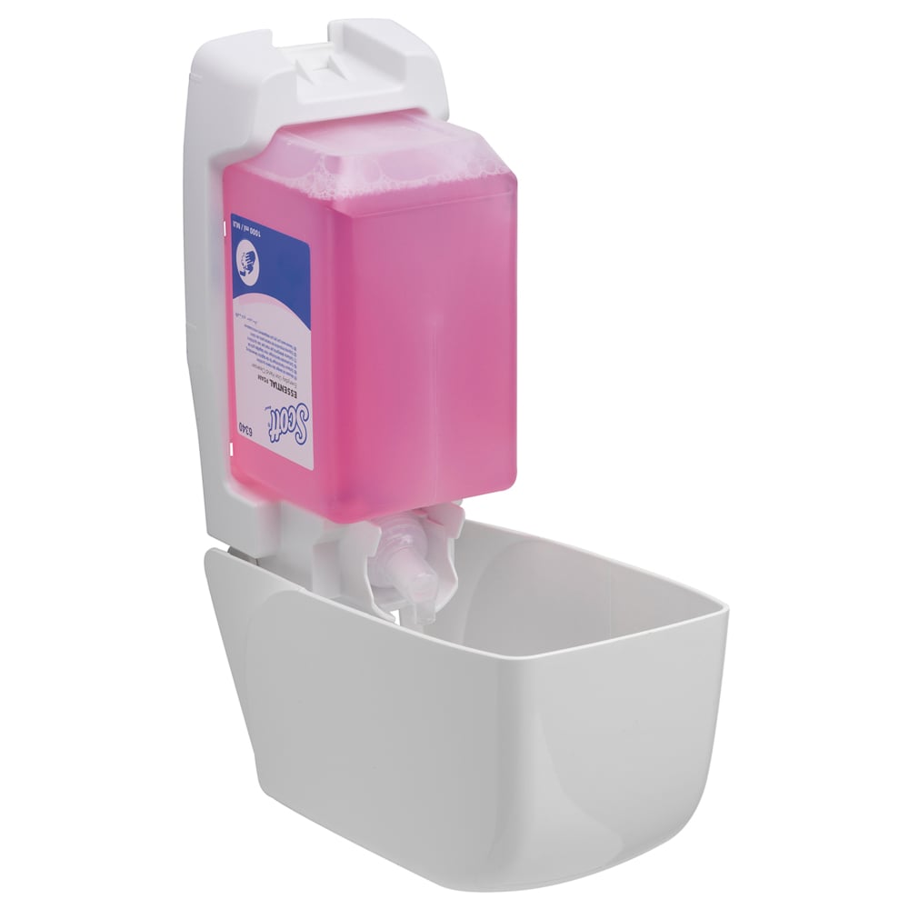 Ein wandmontierter Scott® Essential™ Schaumseife Spender von Kimberly-Clark GmbH zeigt eine große rosa 1L Kassette im Inneren und eine weiße Auffangschale darunter - ideal für die tägliche Handreinigung.