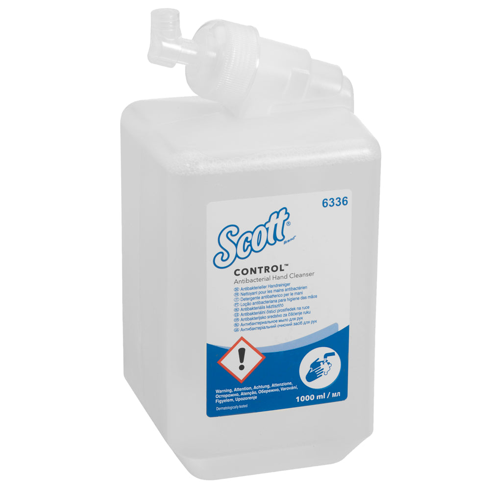 Eine transparente 1-Liter-Kassette Scott® Control™ Antibakterieller Handreiniger von Kimberly-Clark GmbH für die hygienische Handreinigung, geliefert in einem Karton mit 6 Kartuschen, mit Produkt- und Sicherheitsangaben auf der Verpackung.