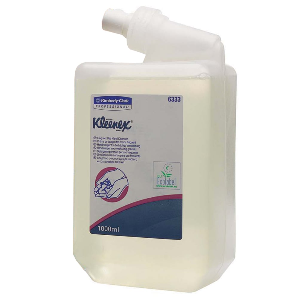 Μια κασέτα 1L Kleenex® Απαλό Λοσιόν Καθαρισμού της Kimberly-Clark GmbH σε έναν διαφανή δοχείο με μπλε-λευκή ετικέτα, ακροφύσιο διανομής, πιστοποιημένη με οικολογικό σήμα. Πωλείται σε κουτί με 6 διαφανείς κασέτες (6 κασέτες).