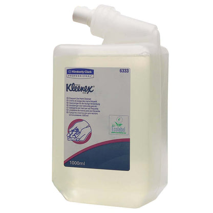 Μια κασέτα 1L Kleenex® Απαλό Λοσιόν Καθαρισμού της Kimberly-Clark GmbH σε έναν διαφανή δοχείο με μπλε-λευκή ετικέτα, ακροφύσιο διανομής, πιστοποιημένη με οικολογικό σήμα. Πωλείται σε κουτί με 6 διαφανείς κασέτες (6 κασέτες).