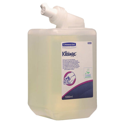Η κασέτα 1L Kleenex® Απαλό Λοσιόν Καθαρισμού της Kimberly-Clark GmbH είναι διαφανής, περιέχει ένα λευκό ακροφύσιο και μια ετικέτα με οδηγίες, ένα οικολογικό σήμα και παρέχεται σε κουτιά με 6 κασέτες.