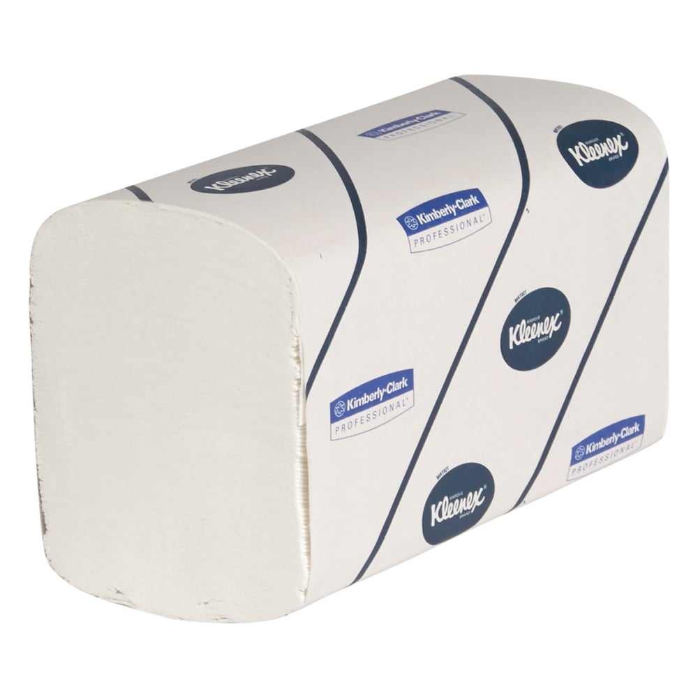 Ein Stapel Kleenex® Ultra™ Handtücher Interfold, groß, weiß, 30 Clips x 94 Blatt im Karton (30 Päckchen) von Kimberly-Clark GmbH ist in gebrandeter Verpackung vor weißem Hintergrund zu sehen.