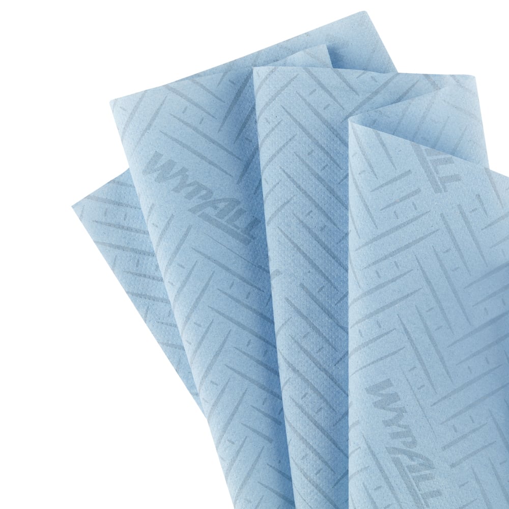 Έξι ρολά μπλε WypAll® Reach™ χαρτί καθαρισμού από την Kimberly-Clark GmbH (6 x 280 φύλλα), τακτοποιημένα για καθαρισμό σε υπηρεσίες & λιανική, ιδανικά για κεντρική λήψη - όμορφα παρουσιασμένα σε λευκό φόντο.