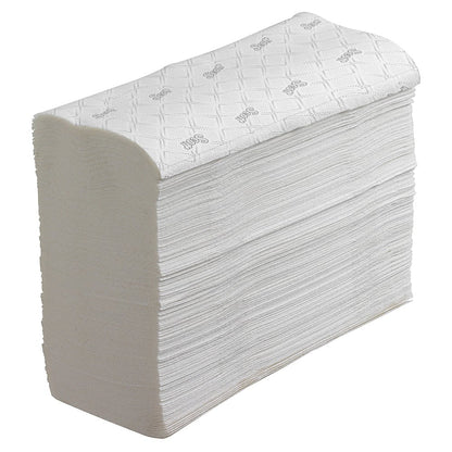 Μια στοίβα από Scott® πετσέτες χεριών - Narrow-Fold / Λευκό από την Kimberly-Clark GmbH, ανάγλυφες και διπλωμένες για υγιεινό στέγνωμα χεριών, παρουσιάζεται μπροστά από ένα απλό λευκό υπόβαθρο.