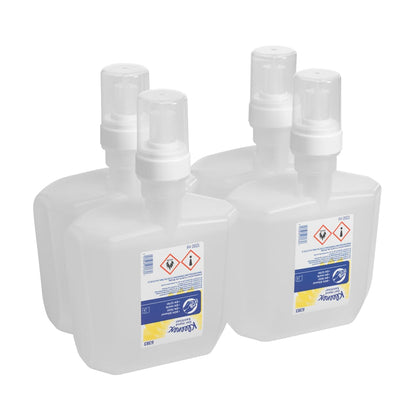 Τέσσερις διαφανείς κασέτες 1,2 λίτρων Kleenex® Extra Gel Απολύμανση Χεριών από την Kimberly-Clark GmbH, καθεμία με καθαρές ετικέτες, σύμβολα κινδύνου και μπλε-κίτρινες πινελιές - ιδανικές για την υγιεινή των χεριών σε πολυσύχναστες περιοχές (4 κασέτες ανά κουτί).