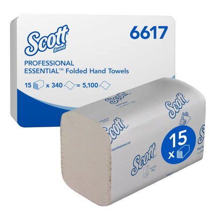 Ένα κουτί Scott® ESSENTIAL™ Interfold πετσέτες χεριών (λευκό, μικρό) από την Kimberly-Clark GmbH περιέχει 15 πακέτα με 340 φύλλα το καθένα, συσκευασμένα σε συσκευασία με επωνυμία και επισημασμένα με πληροφορίες προϊόντος και ποσότητα.
