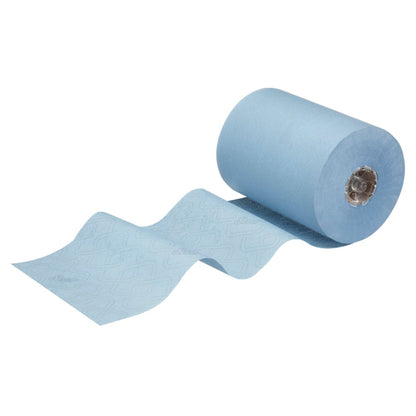 Μια μερικώς ξεδιπλωμένη πετσέτα Scott® Essential™ Slimroll™ (190μ x 19,8εκ) από την Kimberly-Clark GmbH βρίσκεται σε λευκό φόντο. Οι ανοιχτόχρωμες μπλε χαρτοπετσέτες έχουν ένα διακριτικό μοτίβο ρόμβου, τέλειες για φιλική προς το περιβάλλον ξήρανση χεριών.