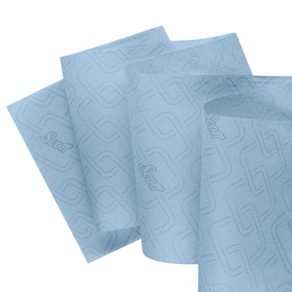 Τρεις μερικώς ξεδιπλωμένες Scott® Essential™ Slimroll™ πετσέτες χεριών (190,00 μ x 19,80 εκ) από την Kimberly-Clark GmbH με μπλε μοτίβο και επαναλαμβανόμενο λογότυπο "Scott" επικαλύπτονται για φιλική προς το περιβάλλον ξήρανση χεριών σε λευκό φόντο.
