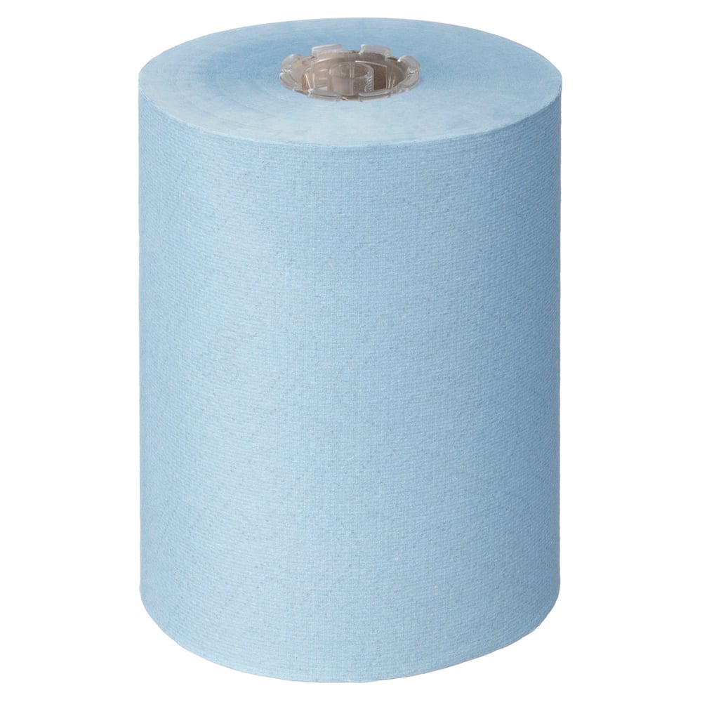 Ένα ρολό Scott® Essential™ Slimroll™ πετσέτες χεριών (190,00 μ x 19,80 εκ) από την Kimberly-Clark GmbH, σε ανοιχτό μπλε με καφέ πυρήνα, όρθιο σε λευκό - ιδανικό για φιλική προς το περιβάλλον ξήρανση χεριών.