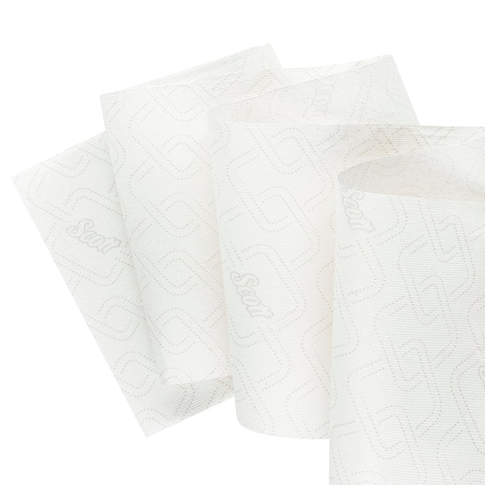 Τρεις διπλωμένες Scott® Essential™ Slimroll™ πετσέτες χεριών από την Kimberly-Clark GmbH, καθεμία με διακριτικό γεωμετρικό μοτίβο και ανοιχτό γκρι εκτύπωση "Scott", ιδανικές για φιλική προς το περιβάλλον ξήρανση χεριών. Μονόχρωμο λευκό φόντο. Μέγεθος φύλλου: 190,00 μ x 19,80 εκ ρολό.