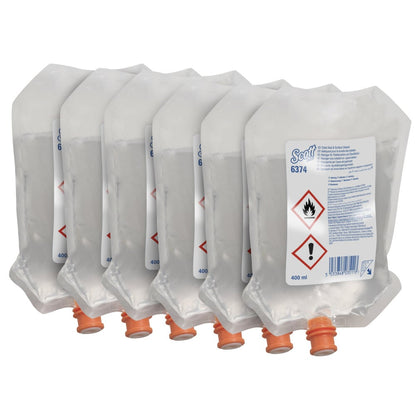 Έξι διαφανείς σακούλες διανομής 400 ml Scott® Καθαριστικό για καθίσματα τουαλέτας και άλλες επιφάνειες από την Kimberly-Clark GmbH, η καθεμία με πορτοκαλί καπάκι και λευκή ετικέτα ασφαλείας, είναι τακτοποιημένες σε ένα κουτί με 6 σακούλες.