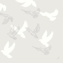 Soft Wings Bio-Dunisoft Servietten 40x40 cm von Duni GmbH zeigen elegante Vogelmotive auf hellgrauem Hintergrund. Jede Packung enthält 60 weiche Papierservietten, ideal um jedem gedeckten Tisch einen Hauch von Raffinesse zu verleihen.